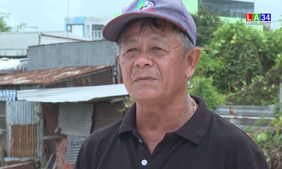 Người dân thị xã Kiến Tường vui mừng khi bờ kè sắp hoàn thành