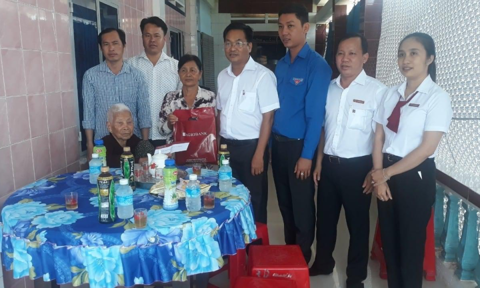 Ngân hàng Agribank Chi nhánh Tân Hưng thăm, tặng quà mẹ Việt Nam anh hùng
