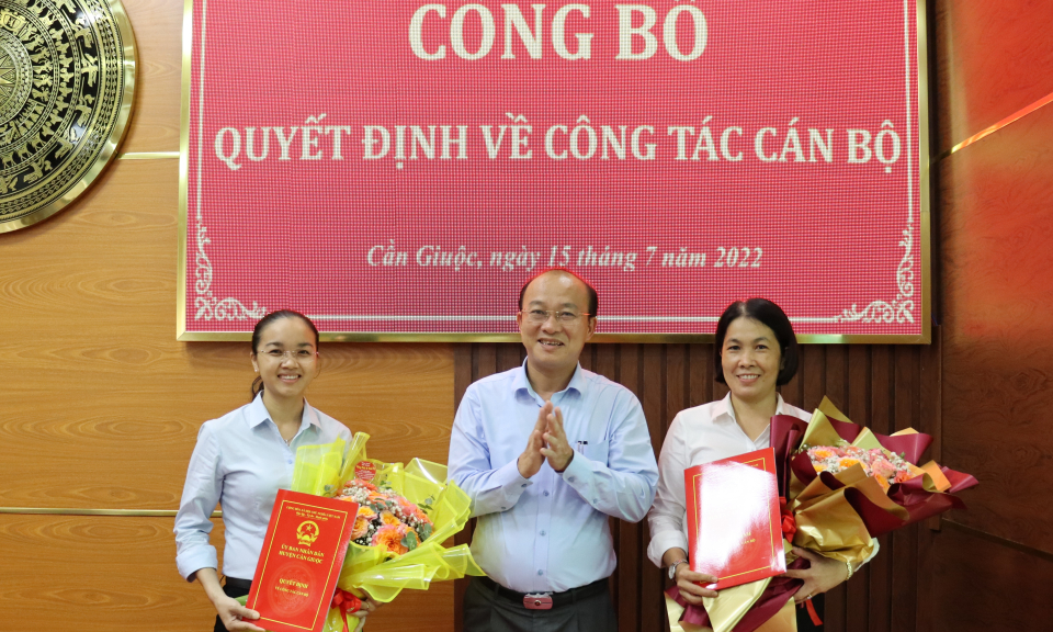UBND huyện Cần Giuộc công bố quyết định công tác cán bộ