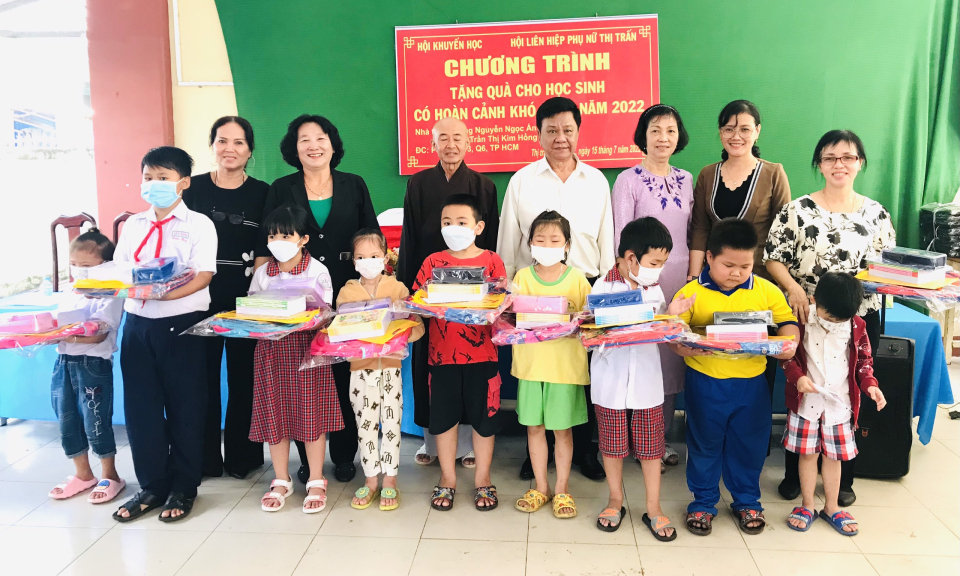 Cần Giuộc tặng 200 phần quà, học bổng cho học sinh khó khăn
