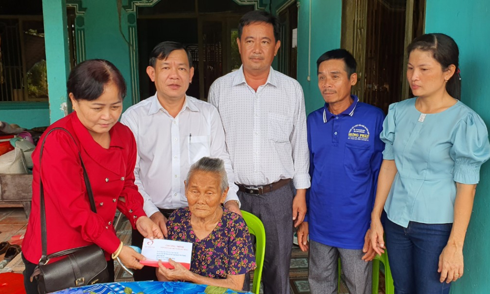  Lãnh đạo huyện Tân Thạnh thăm, tặng quà cho các Mẹ Việt Nam anh hùng