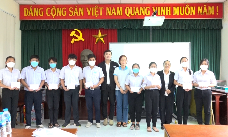 Đức Hòa trao học bổng Lá xanh cho học sinh vượt khó