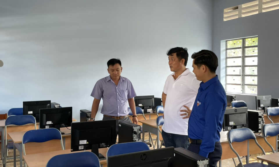 Huyện đoàn Đức Hòa bàn giao công trình thanh niên cho trường tiểu học Mỹ Quý Đông, huyện Đức Huệ