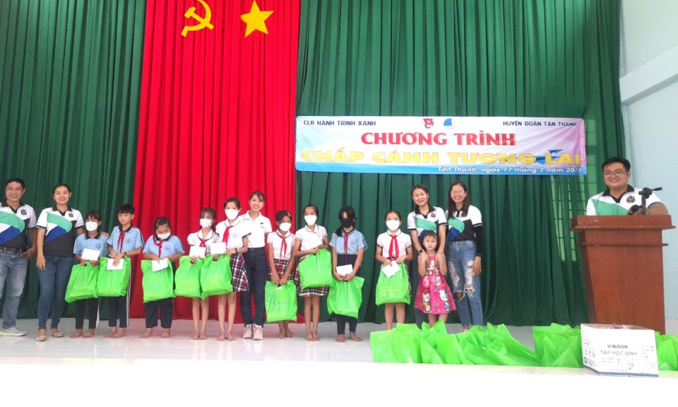 Huyện Đoàn Tân Thạnh thăm, tặng quà cho gia đình chính sách và học sinh có hoàn cảnh khó khăn