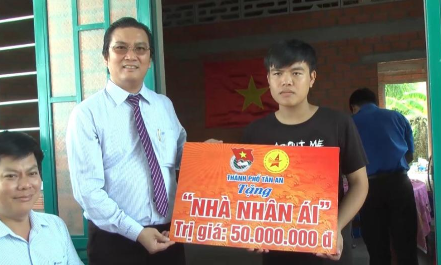 Tân An bàn giao “Nhà Nhân ái” cho thanh niên có hoàn cảnh khó khăn