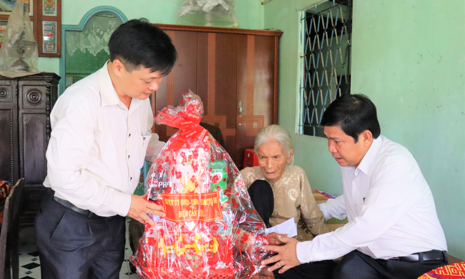 Bí thư Huyện ủy Cần Đước Nguyễn Văn Đát thăm, tặng quà gia đình chính sách