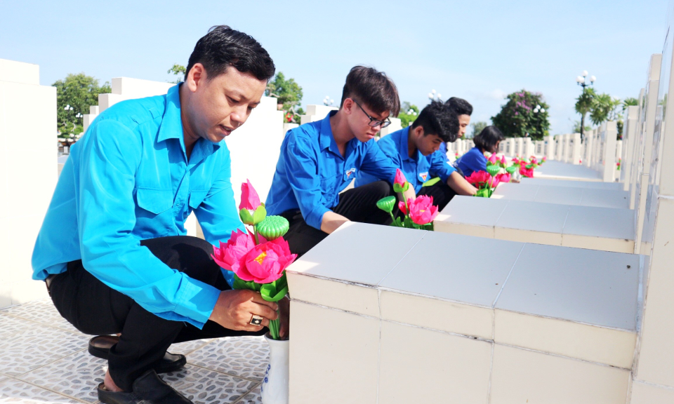 Đoàn Thanh niên Cần Đước tổ chức thay hoa mộ liệt sĩ