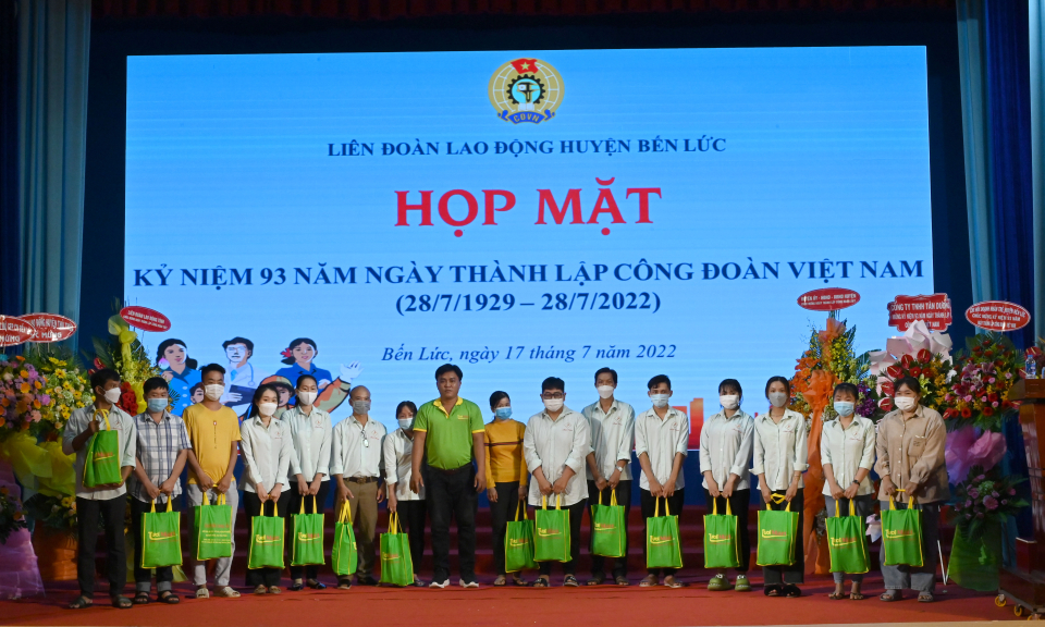 Bến Lức họp mặt kỷ niệm 93 năm Ngày thành lập Công đoàn Việt Nam