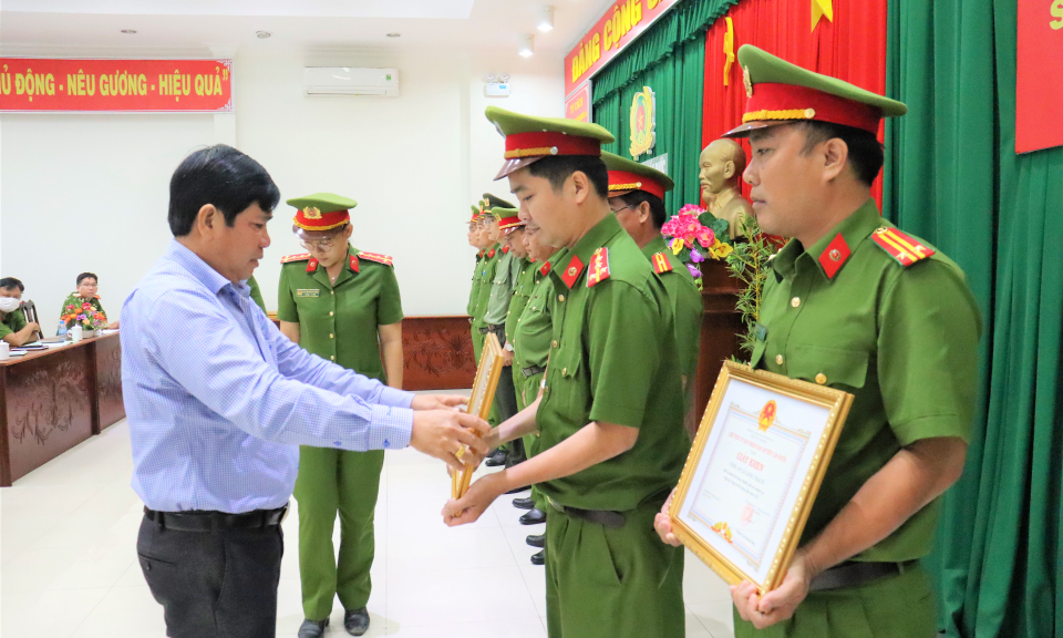 Công an Cần Đước trao giấy khen đột xuất cho 2 tập thể, 9 cá nhân