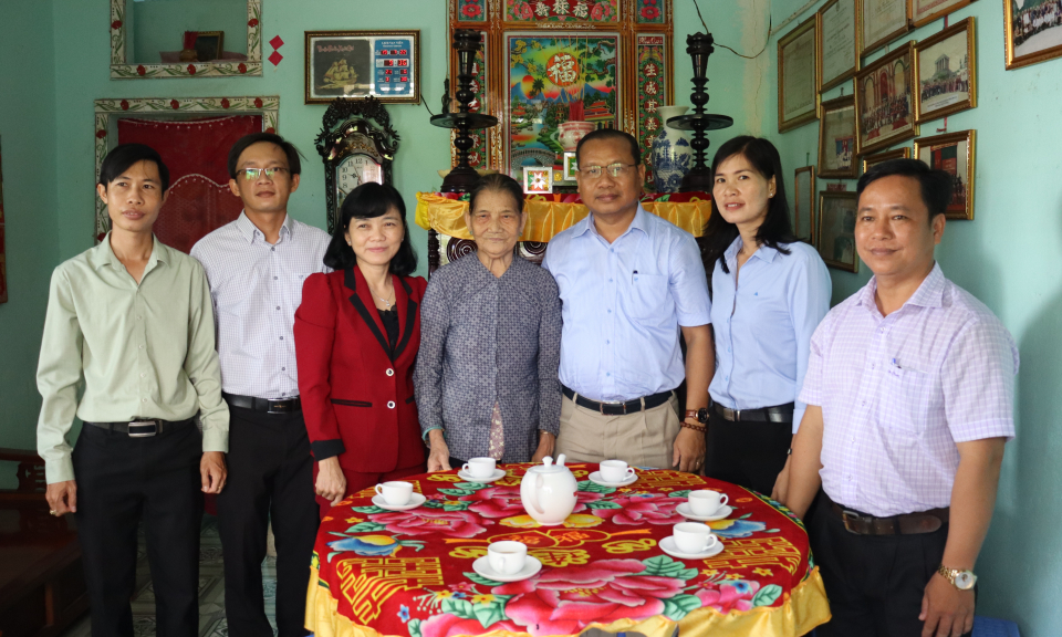 Bí thư Huyện ủy Cần Giuộc thăm gia đình chính sách