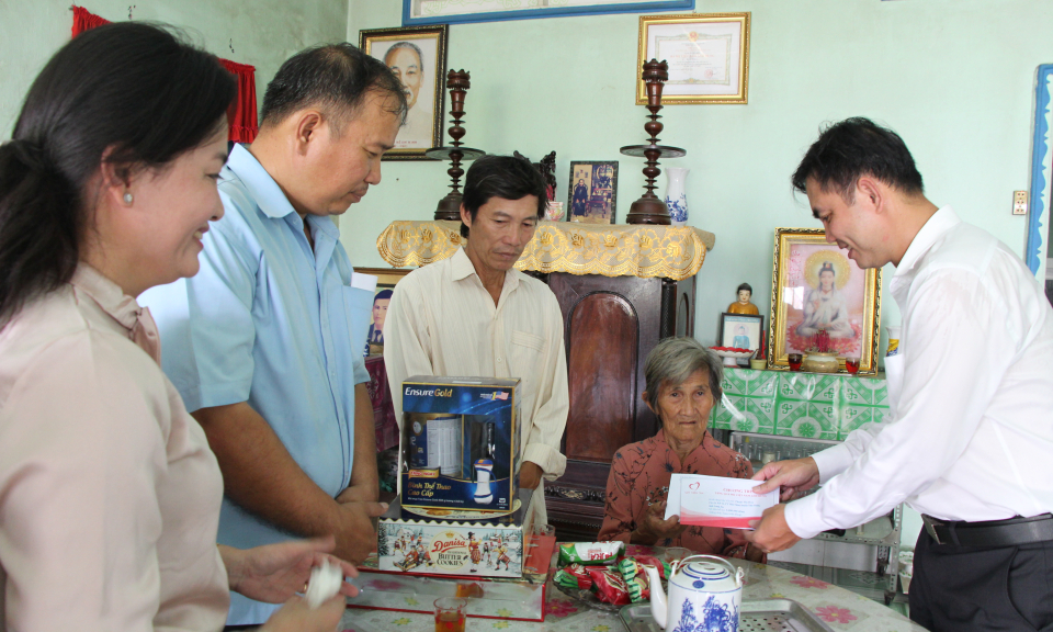  Bí thư huyện ủy Thủ Thừa thăm tặng quà gia đình chính sách