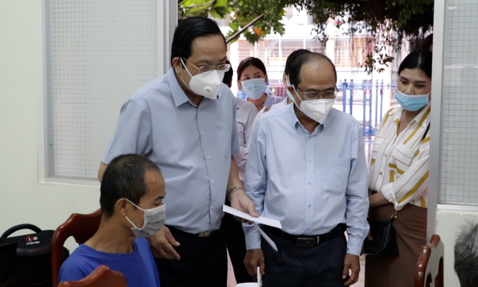 Lãnh đạo tỉnh thăm và tặng quà người có công với cách mạng