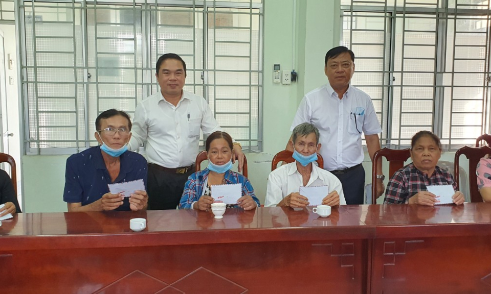 Bí thư huyện Tân Thạnh thăm,tặng quà cho gia đình chính sách tại xã Bắc Hòa