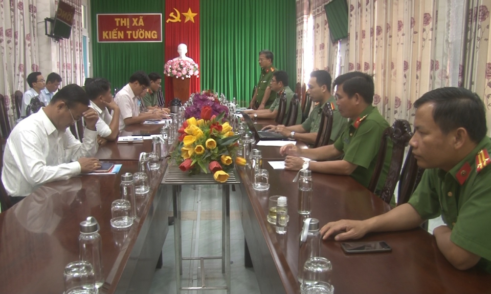 Thanh tra Công an tỉnh làm việc tại Kiến Tường