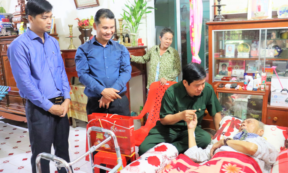 Bí thư Huyện ủy Cần Đước thăm, tặng quà ông Lê Văn Được 