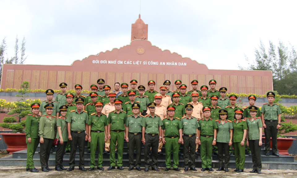 Thủ Thừa: Khối thi đua số 1, Công an tỉnh Long An về nguồn tại tỉnh Tây Ninh