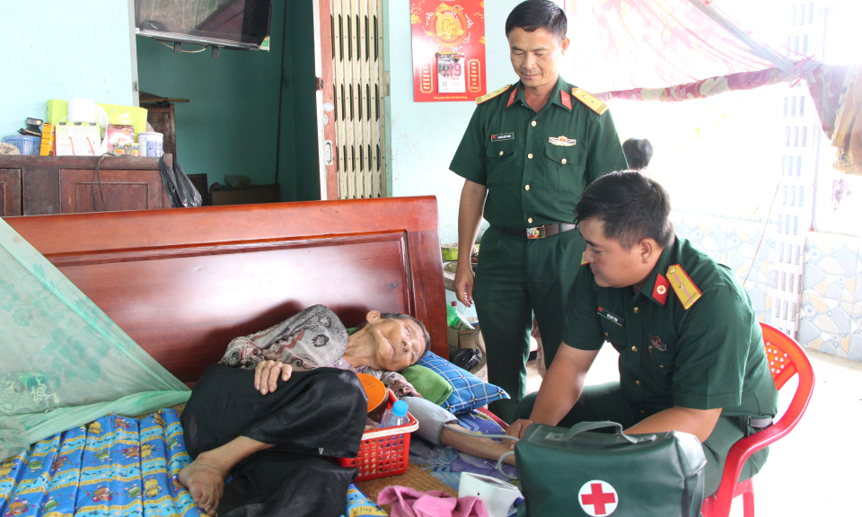 BCH quân sự, Công an huyện Thủ Thừa thăm, tặng quà Mẹ VN anh hùng