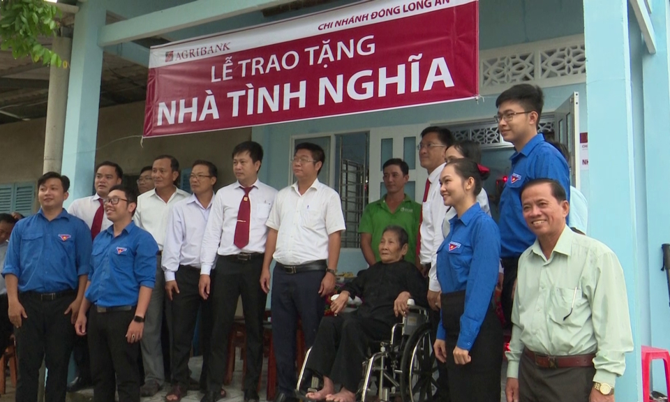 Tân Trụ trao tặng nhà tình nghĩa cho gia đình chính sách
