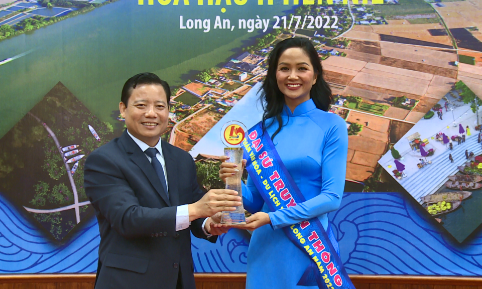 Hoa hậu Hoàn vũ H’Hen Niê - Đại sứ Truyền thông Tuần Văn hóa - Du lịch tỉnh Long An năm 2022.