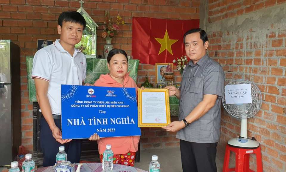 Tân Thạnh tặng 3 căn nhà tình nghĩa và nhà đại đoàn kết cho gia đình chính sách hộ nghèo