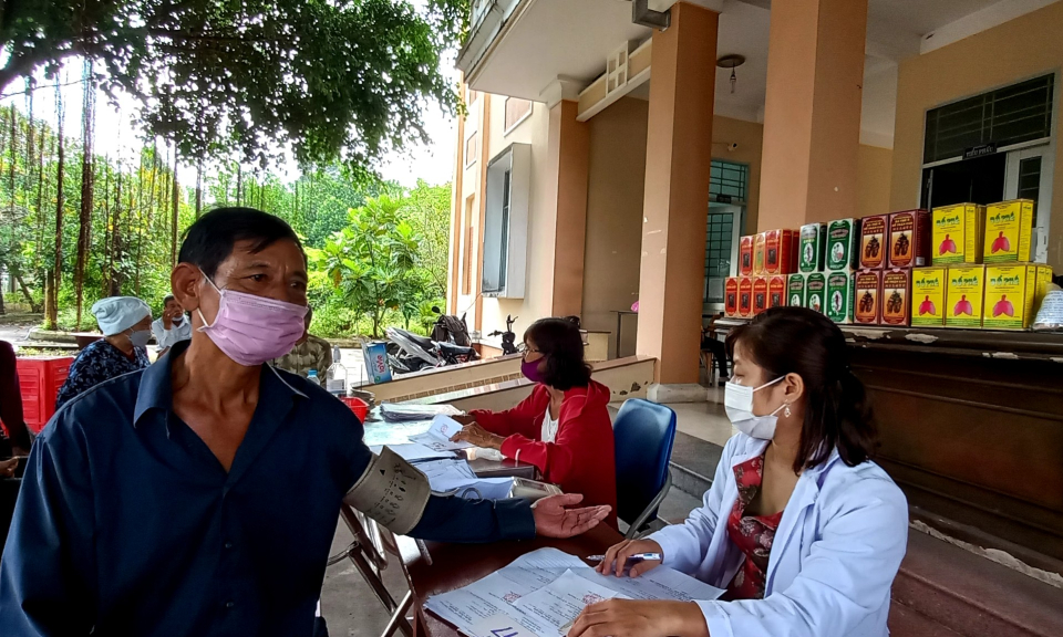 Hội Đông y Bến Lức khám bệnh, phát thuốc, tặng quà cho người có công