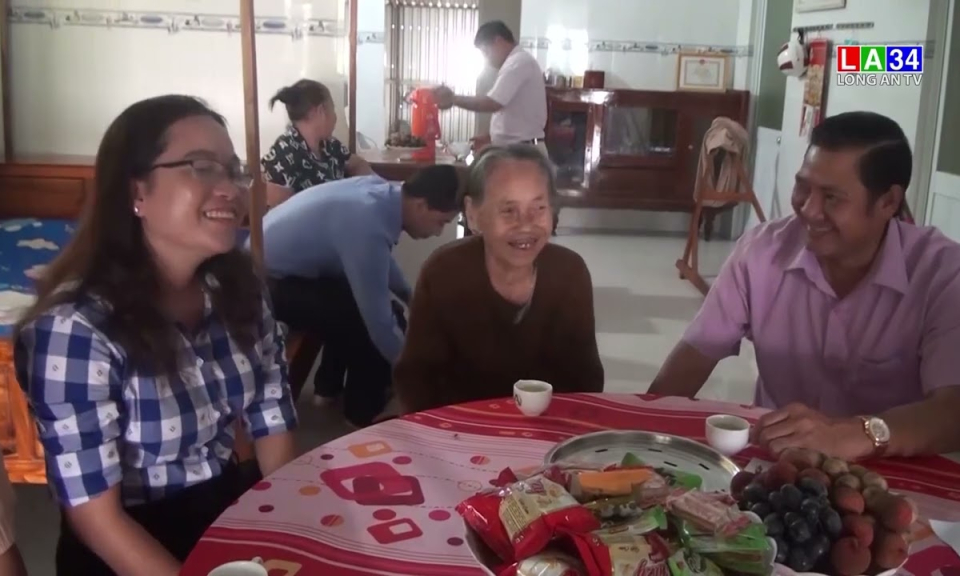 Thăm và tặng quà Mẹ Việt Nam Anh Hùng