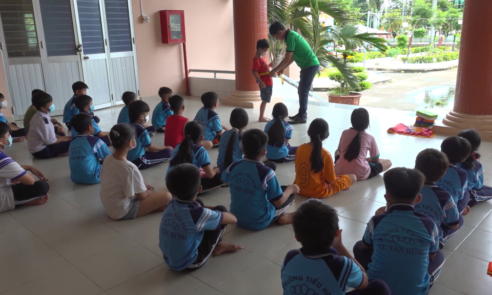 Tân Hưng tổ chức lễ phát động toàn dân tập luyện môn bơi và khai giảng lớp dạy bơi
