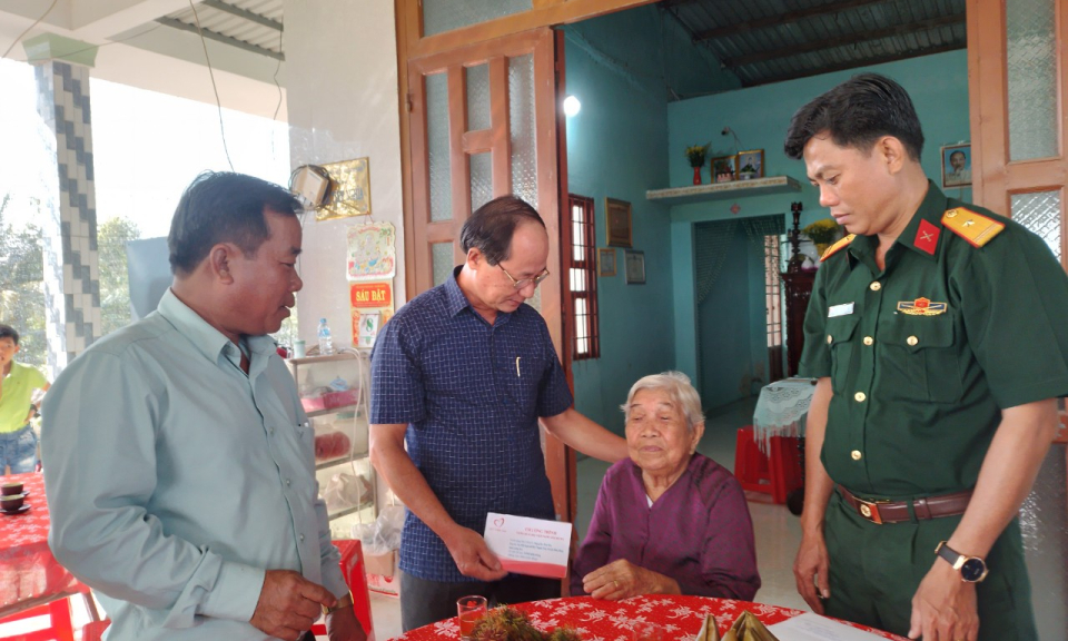 Lãnh đạo huyện Đức Huệ thăm Mẹ Việt Nam Anh hùng 