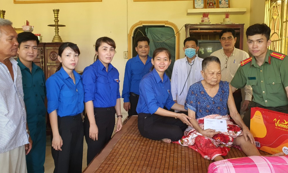  Huyện Đoàn Tân Thạnh thăm, tặng quà, khám bệnh cho Mẹ Việt Nam Anh hùng và gia đình chính sách