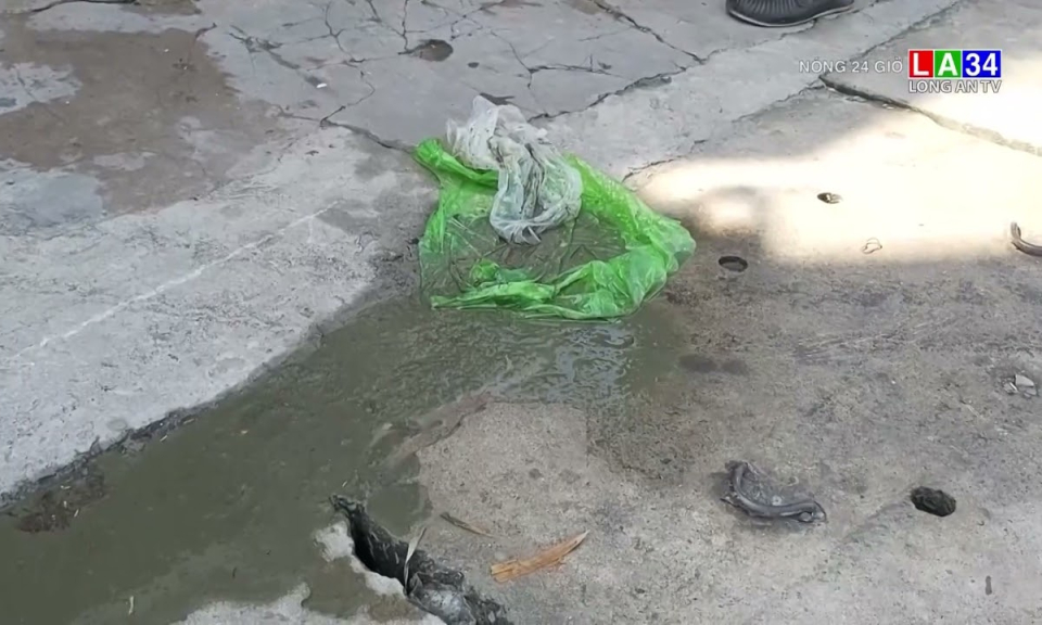 Mang đất sình vào tiệm vàng yêu cầu chủ tiệm vàng phải mua