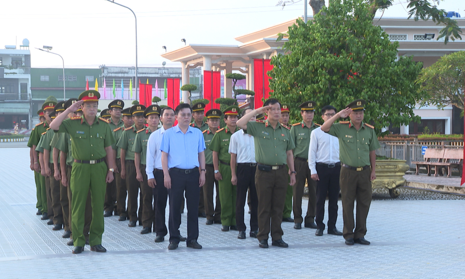 Ủy ban Quốc phòng và An ninh Quốc hội viếng nghĩa trang liệt sĩ tỉnh Long An