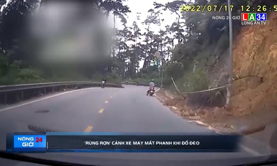 Xe máy mất phanh khi đổ đèo, nam thanh niên đạp chân xuống mặt đường để dừng xe