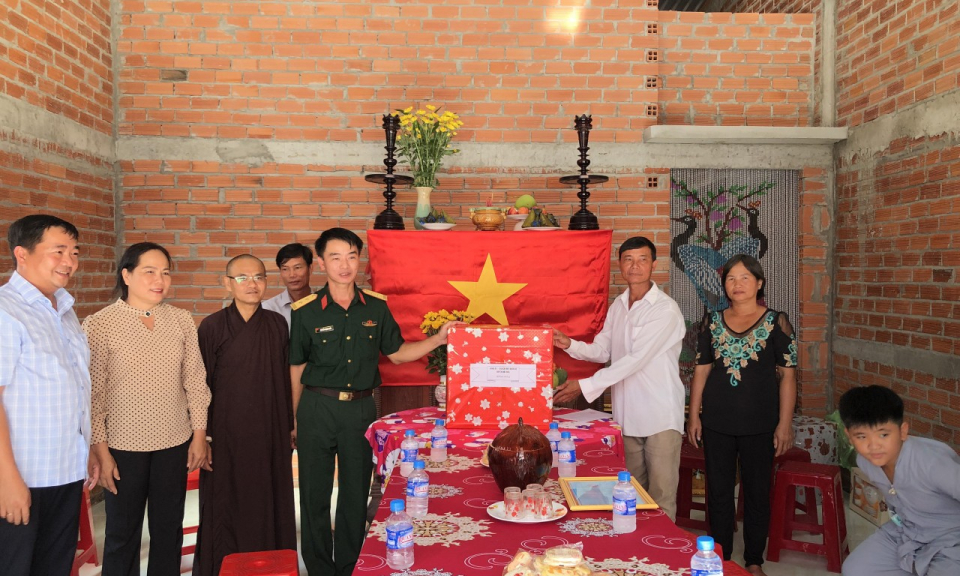 Đức Hòa trao nhà tình nghĩa quân dân