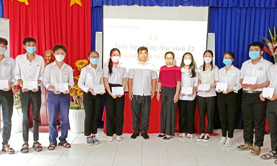 Cần Đước trao học bổng cho học sinh nghèo học giỏi