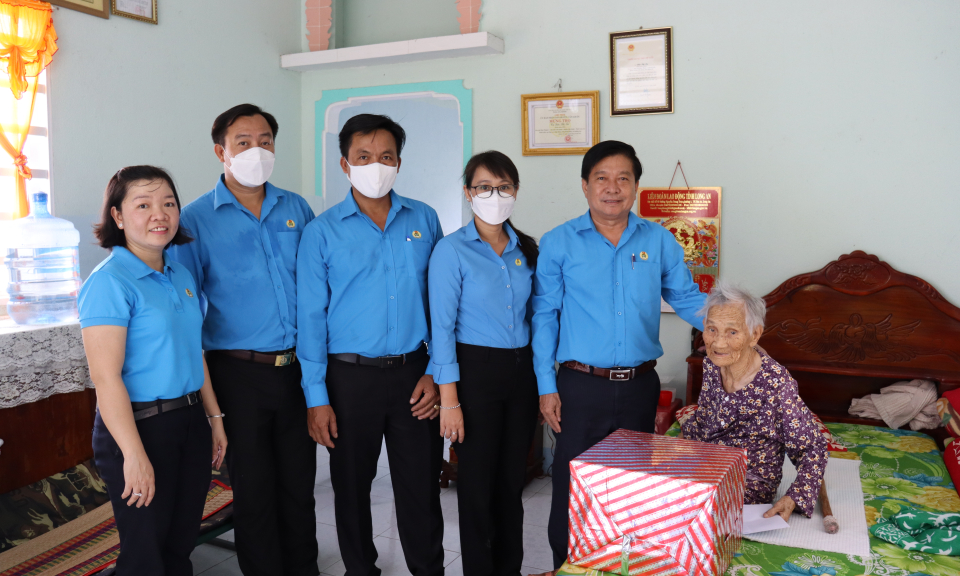 Cần Giuộc: Chủ tịch LĐLĐ tỉnh Long An thăm tặng quà Mẹ Việt Nam anh hùng