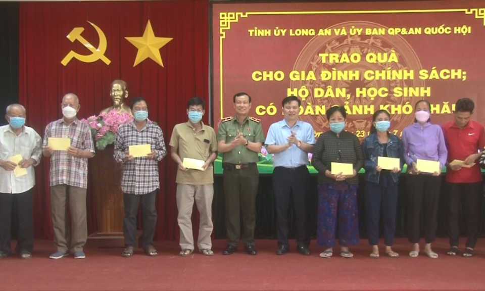 Kiến Tường: Chủ nhiệm Ủy ban Quốc phòng và An ninh tặng quà gia đình chính sách.