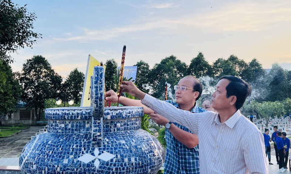 Huyện Đoàn Cần Giuộc thắp nến tri ân các anh hùng liệt sĩ 