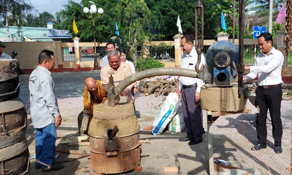 Hai huyện Châu Thành - Tân Trụ đúc chuông Đại hồng chung tại Nghĩa trang liệt sĩ liên huyện