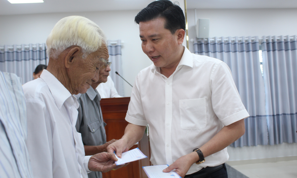 Phó Bí thư Thường trực Tỉnh ủy Long An tặng quà cho gia đình chính sách tại huyện Đức Huệ.