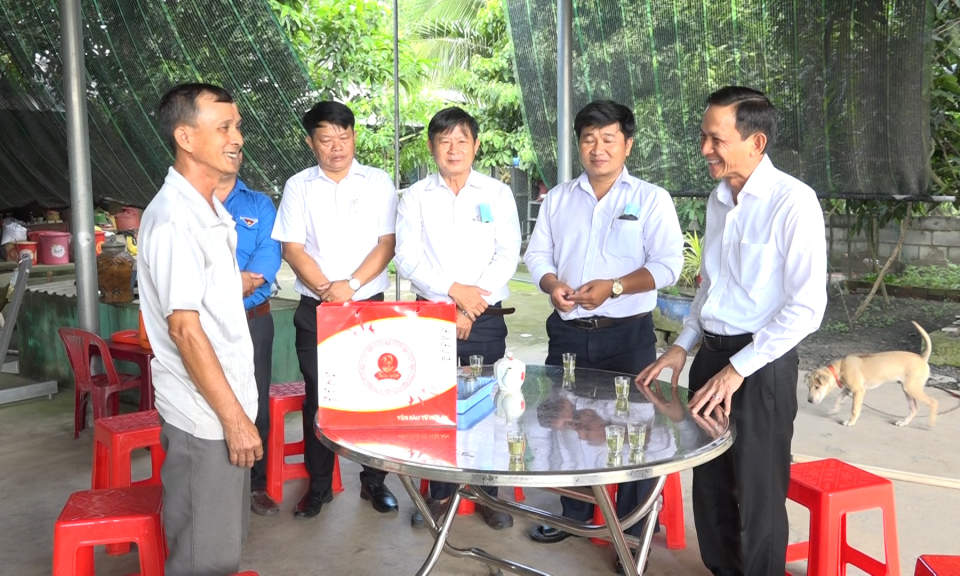 Lãnh đạo huyện Đức Hòa thăm, tặng quà gia đình chính sách nhân dịp 27/7