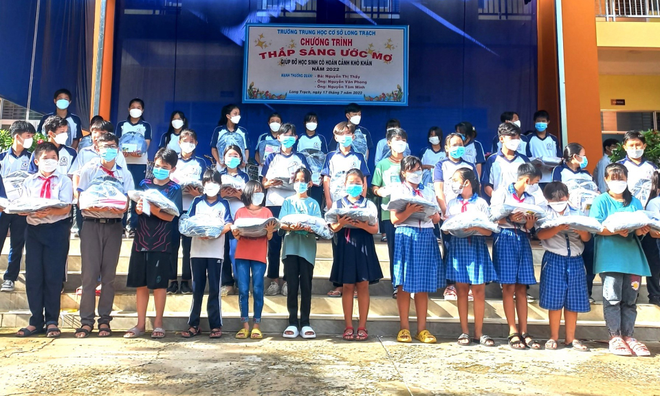 Cần Đước tổ chức chương trình “thắp sáng ước mơ”, trao học bổng và tặng xe đạp cho học sinh nghèo
