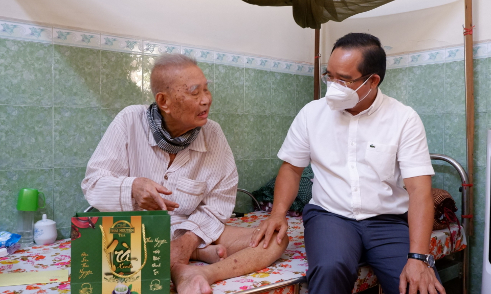 Bí thư Tỉnh ủy Long An thăm, tặng quà Anh hùng Lực lượng vũ trang Nhân dân - Nguyễn Văn Chiểu