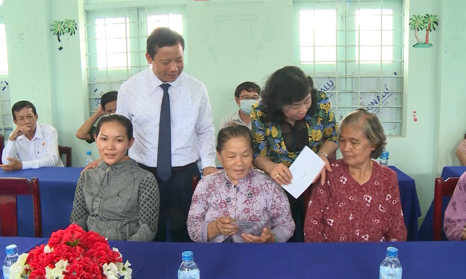 Thăm và tặng quà UBND xã Thừa Đức, huyện Bình Đại, tỉnh Bến Tre