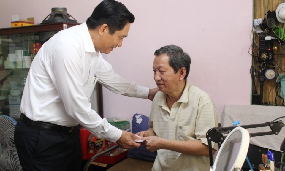 Bí thư Huyện ủy Đức Huệ thăm các gia đình chính sách nhân kỷ niệm ngày Thương binh, Liệt sĩ