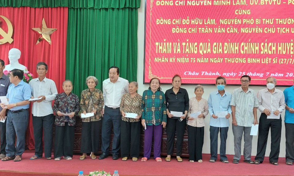 Phó Chủ tịch UBND tỉnh tặng quà cho gia đình chính sách huyện Châu Thành