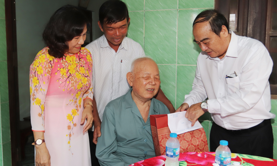 Lãnh đạo tỉnh Long An thăm, tặng quà gia đình chính sách huyện Cần Đước