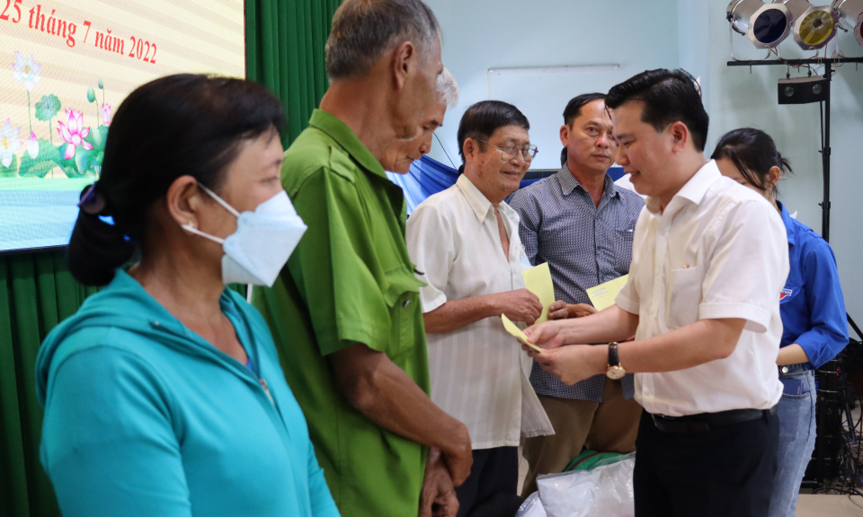 Phó Bí thư Thường trực Tỉnh ủy - Nguyễn Thanh Hải tặng quà gia đình chính sách huyện Cần Giuộc