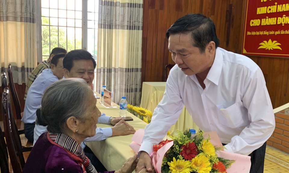 Bến Lức họp mặt kỷ niệm 75 năm Ngày Thương binh - Liệt sĩ