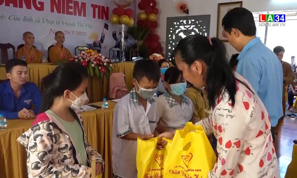 Trao học bổng và tặng xe đạp cho học sinh có hoàn cảnh khó khăn