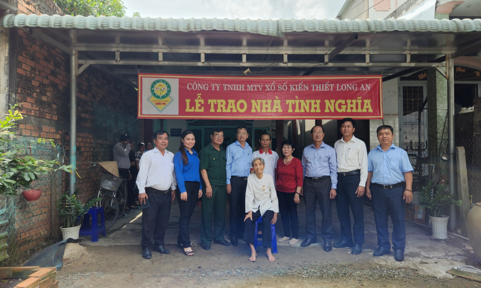 Đức Huệ trao nhà tình nghĩa cho mẹ VNAH Lê Thị Phinh